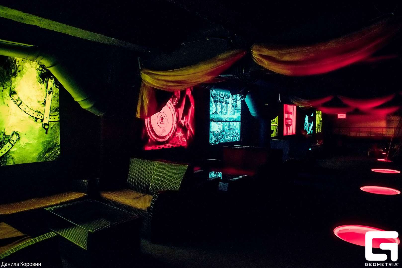Red hall. Pixel Lounge антикафе. Pixel Lounge, Санкт-Петербург. Пиксельное кафе Санкт-Петербург. Pixel Lounge Питер.